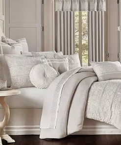 Brand new 👏 J Queen New York Lauralynn Comforter Set 👏